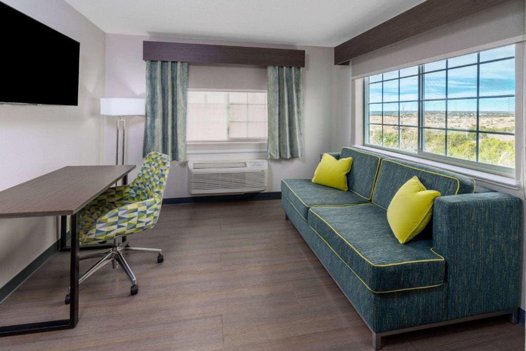 Queen Room with Two Queen Beds - Non-Smoking room - Image 3
