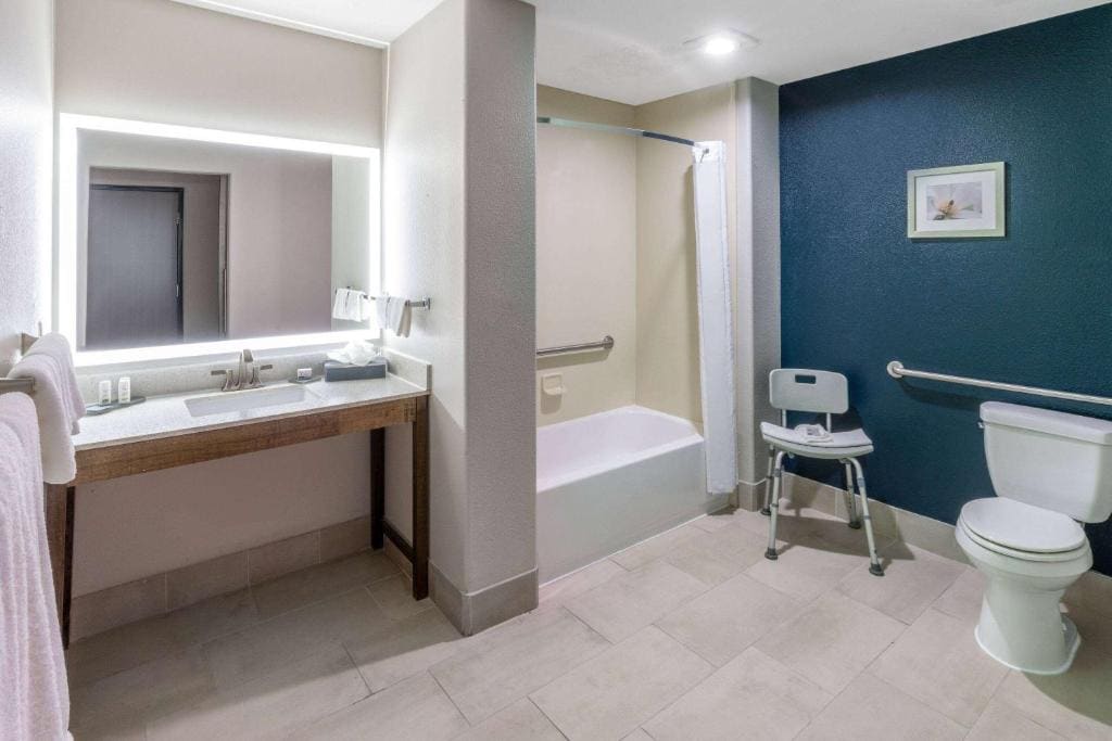 King Room - Mobility Access/Non-Smoking room - Image 1