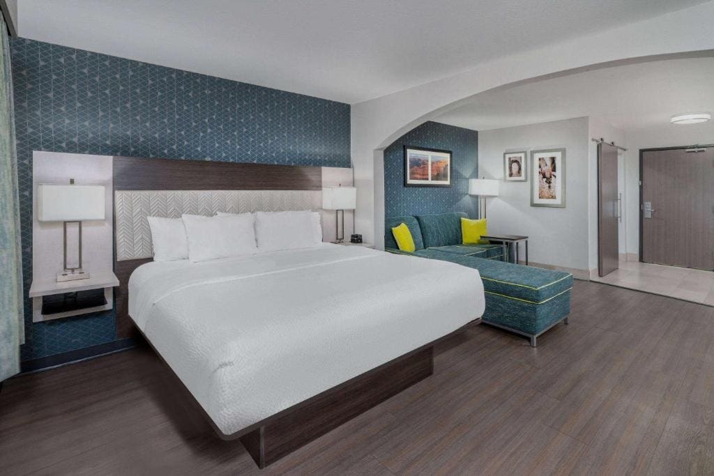 Deluxe Studio Suite with King Bed - Non-Smoking room - Image 1