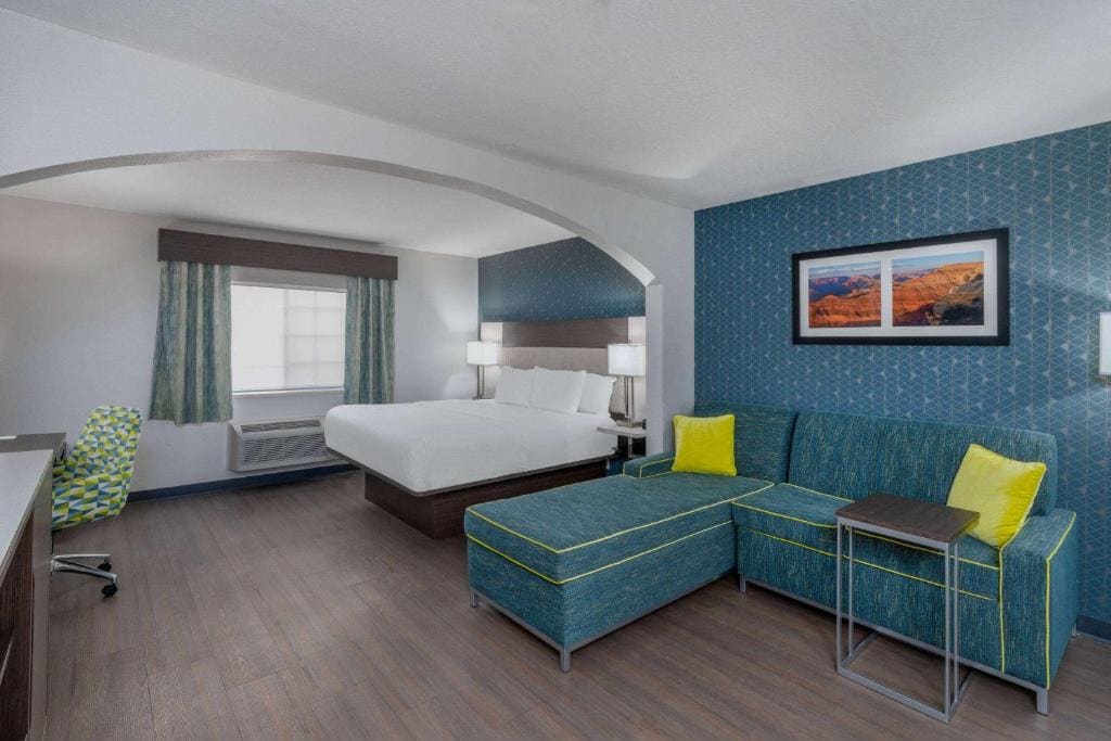 Deluxe Studio Suite with King Bed - Non-Smoking room - Image 2