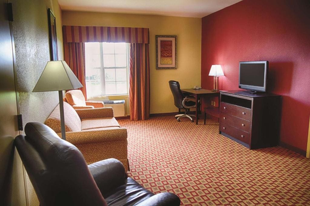 King Suite - Non-Smoking room - Image 1