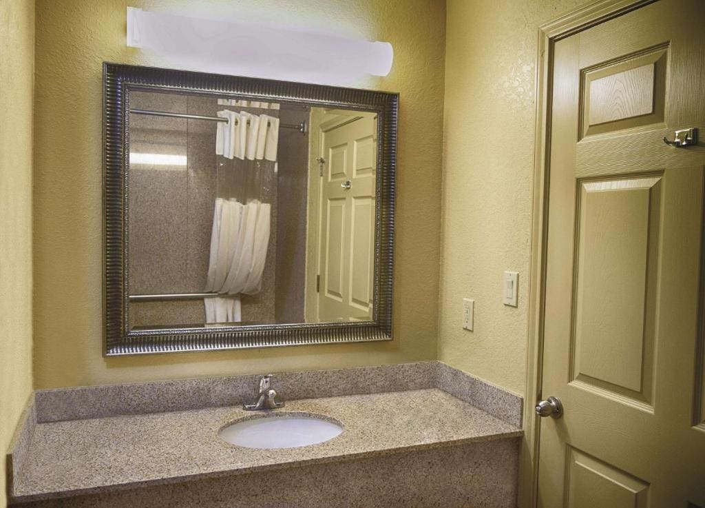 King Room - Non-Smoking room - Image 1