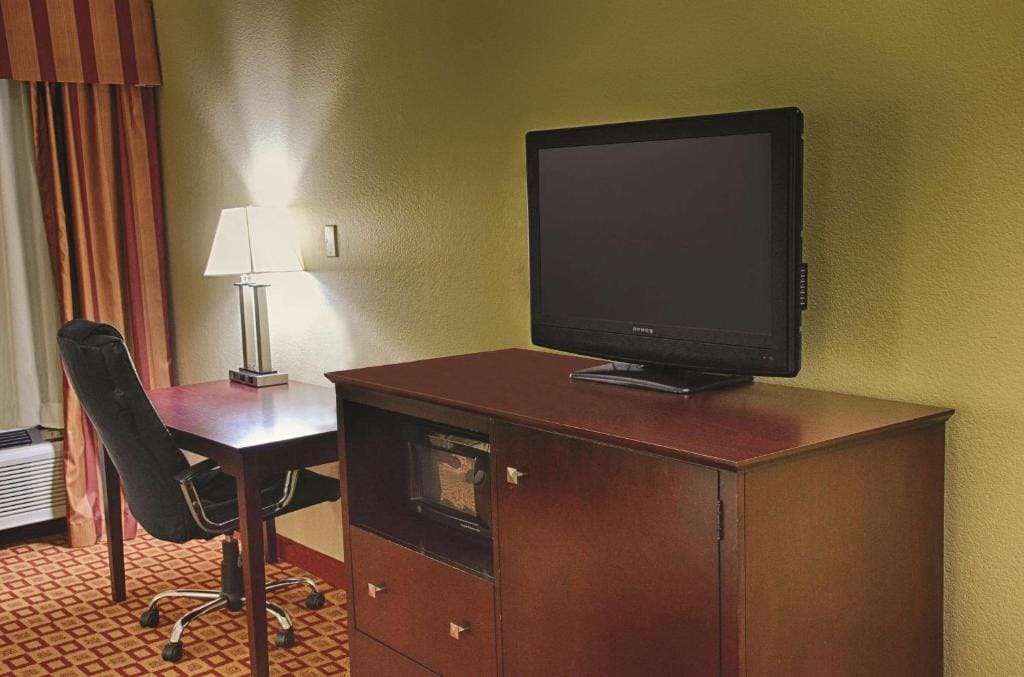 Queen Room with Two Queen Beds - Non-Smoking room - Image 2