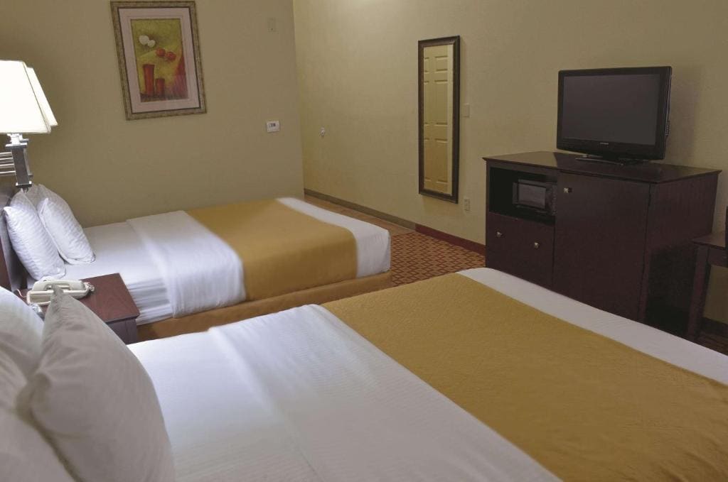 Queen Room with Two Queen Beds - Non-Smoking room - Image 1