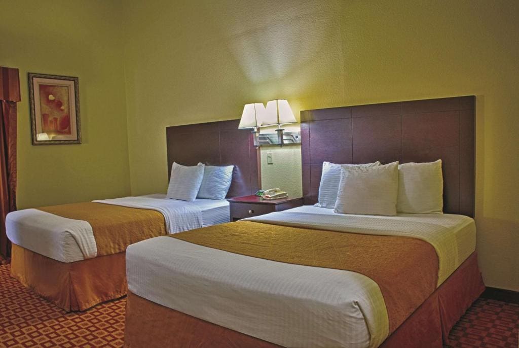 Queen Room with Two Queen Beds and Bath Tub - Mobility/Hearing Accessible - Non-Smoking room - Image 1