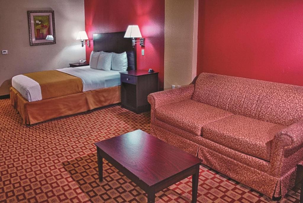 King Room with Bath Tub - Mobility/Hearing Accessible - Non-Smoking room - Image 2