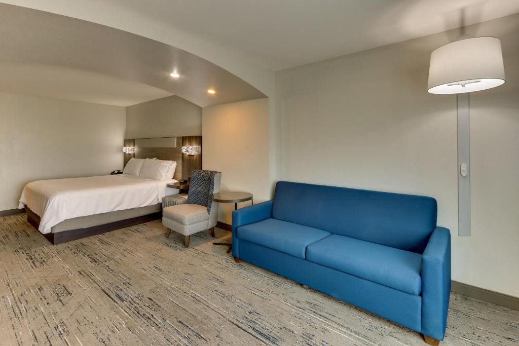 King Suite with Sofa Bed room - Image 1