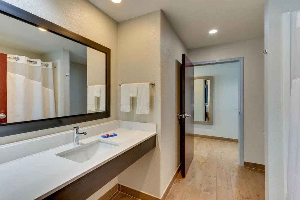 One-Bedroom King Suite room - Image 3