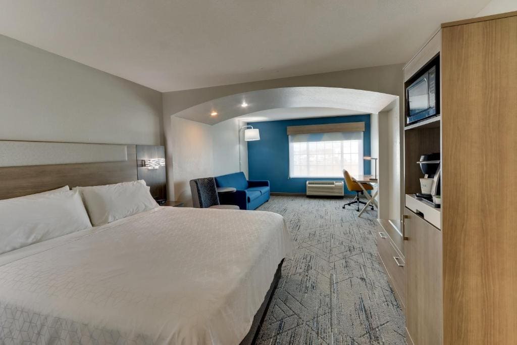 King Suite with Sofa Bed room - Image 2