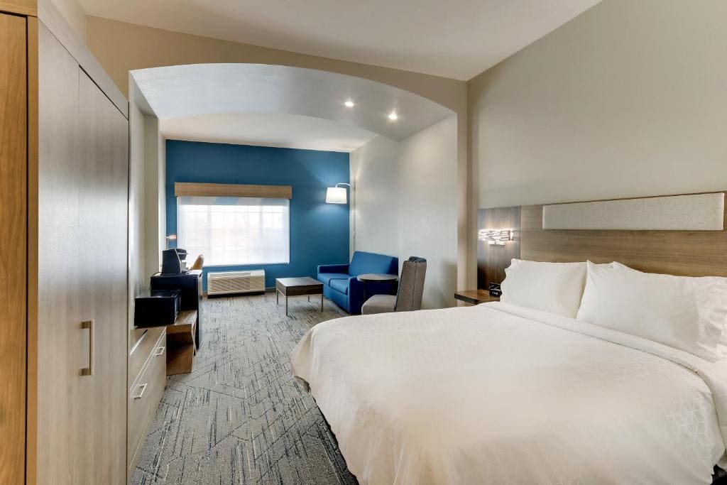 Suite - Mobility Access/Hearing Accessible room - Image 1