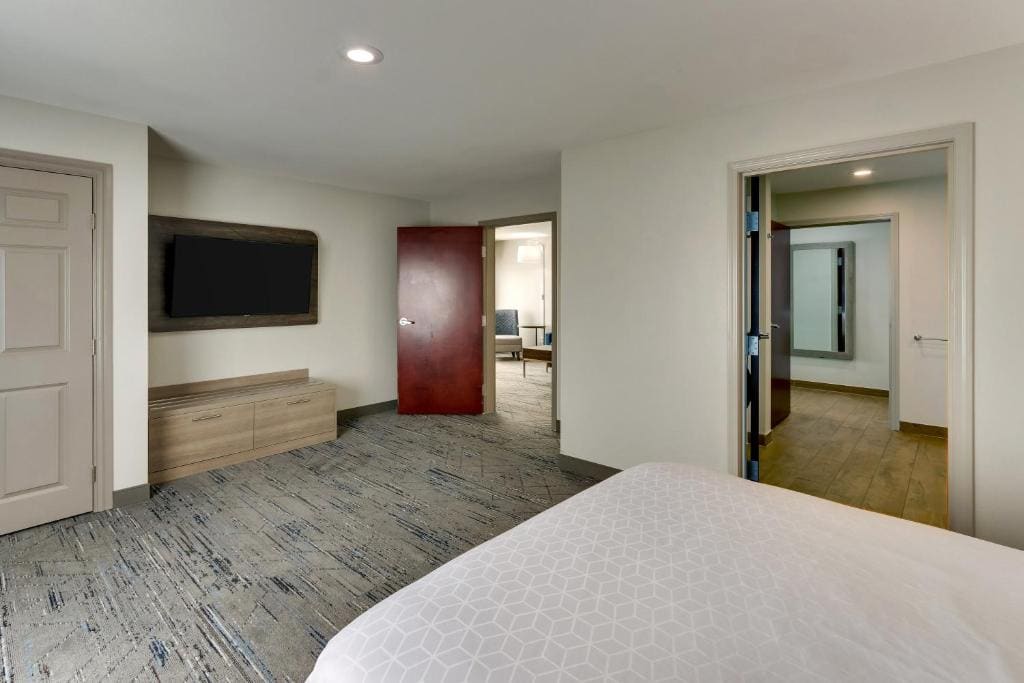 Suite - Mobility Access/Hearing Accessible room - Image 2