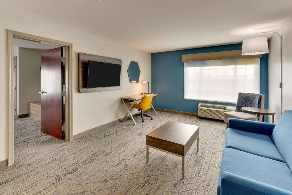 One-Bedroom King Suite room - Image 2