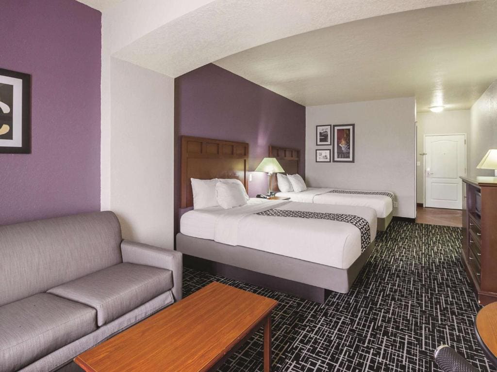 Queen Room with Two Queen Beds - Non-Smoking room - Image 2
