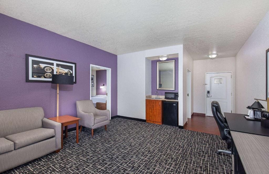Queen Room with Two Queen Beds - Non-Smoking room - Image 1
