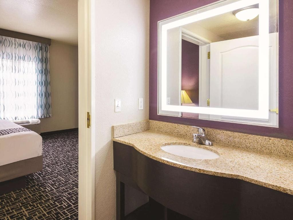 Queen Room with Two Queen Beds - Non-Smoking room - Image 3