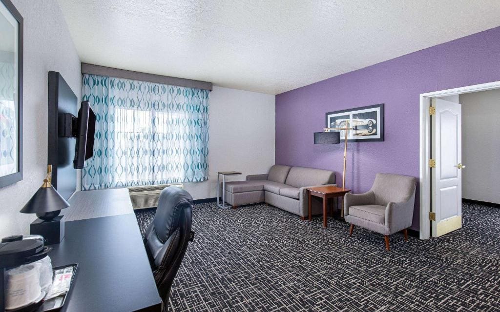 King Suite - Non-Smoking room - Image 2