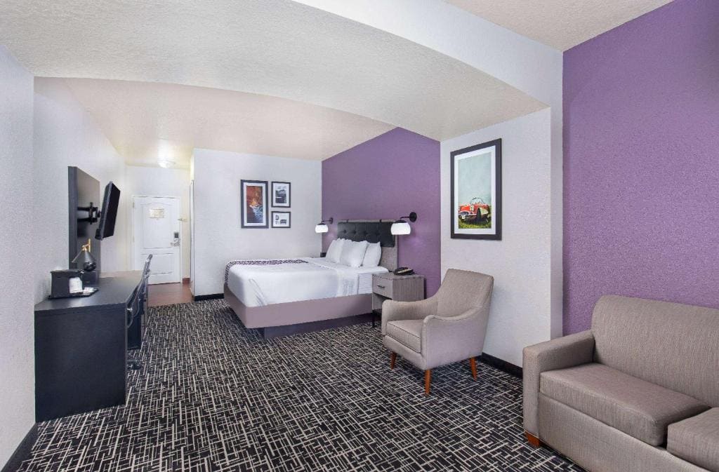 One-Bedroom King Suite - Non-Smoking room - Image 1