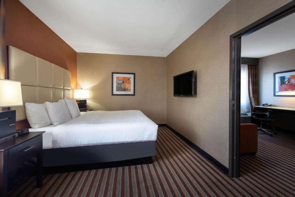 One-Bedroom King Suite - Non-Smoking room - Image 1