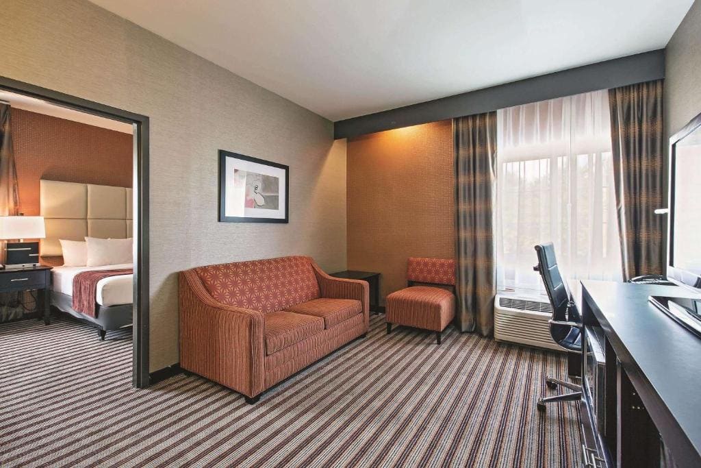 One-Bedroom King Suite - Non-Smoking room - Image 2