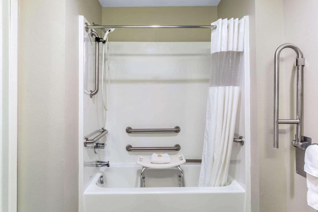 King Room with Bath Tub - Mobility/Hearing Accessible - Non-Smoking room - Image 2
