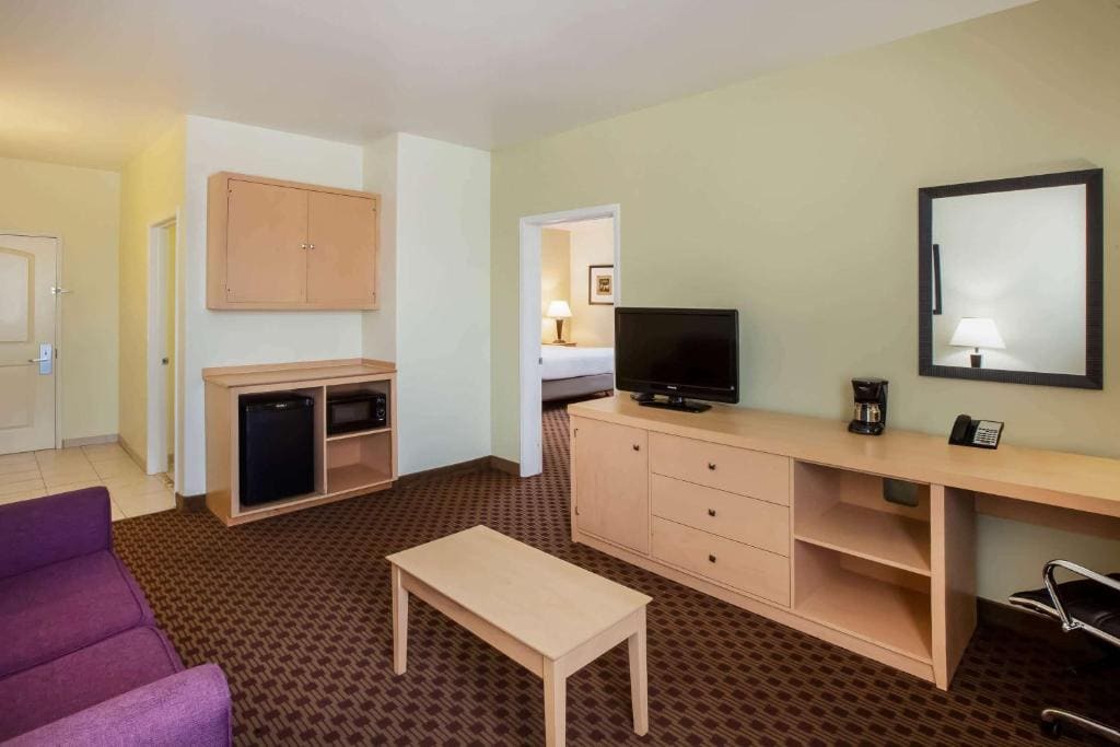 King Suite - Non-Smoking room - Image 1