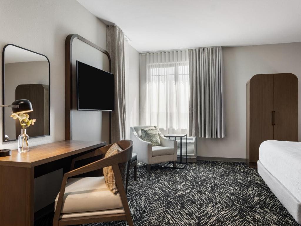 1 King Bed, Extended Mobility/Hearing Accessible Room, Bathtub w/ Grab Bars room - Image 1