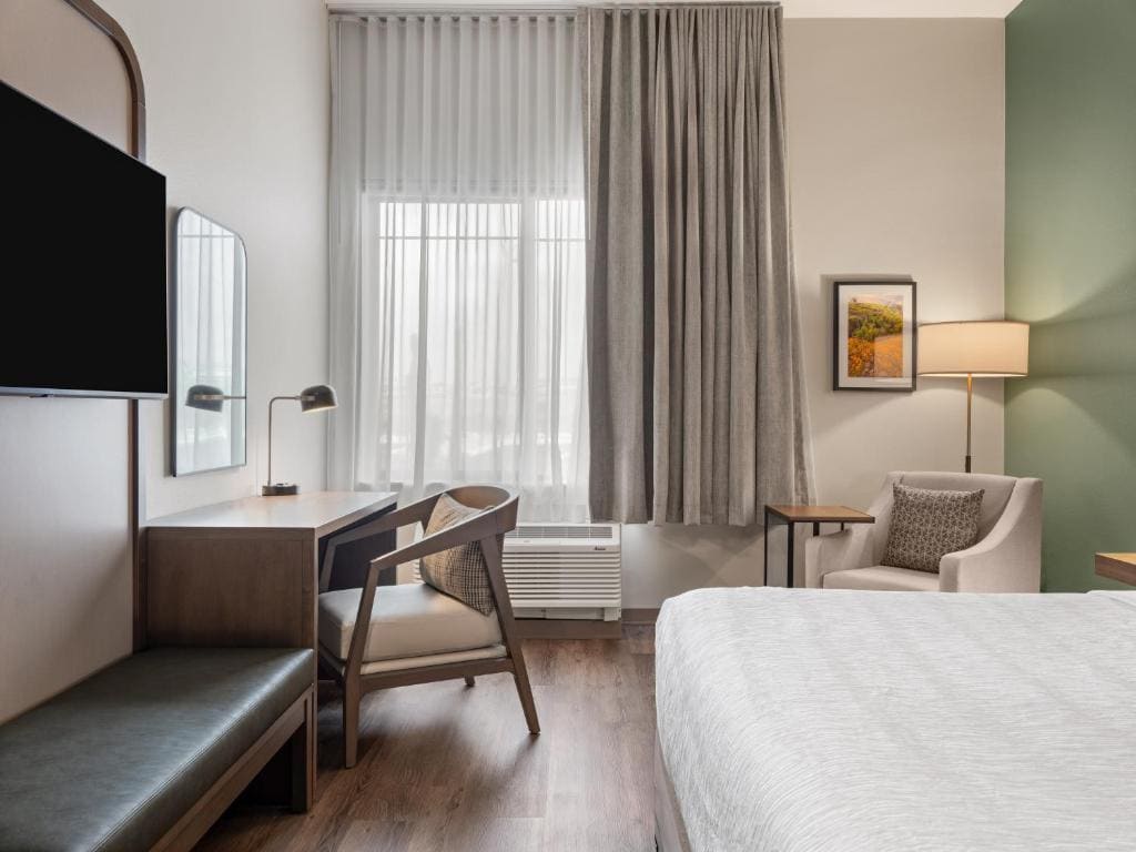 1 King Bed, Hearing Accessible Room room - Image 2