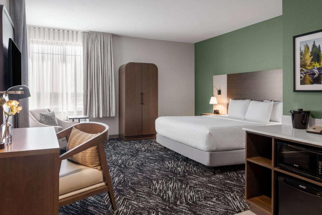 1 King Bed, Mobility/Hearing Accessible Room, Bathtub w/ Grab Bars room - Image 1
