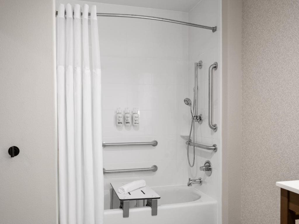 1 King Bed, Mobility/Hearing Accessible Room, Bathtub w/ Grab Bars room - Image 3