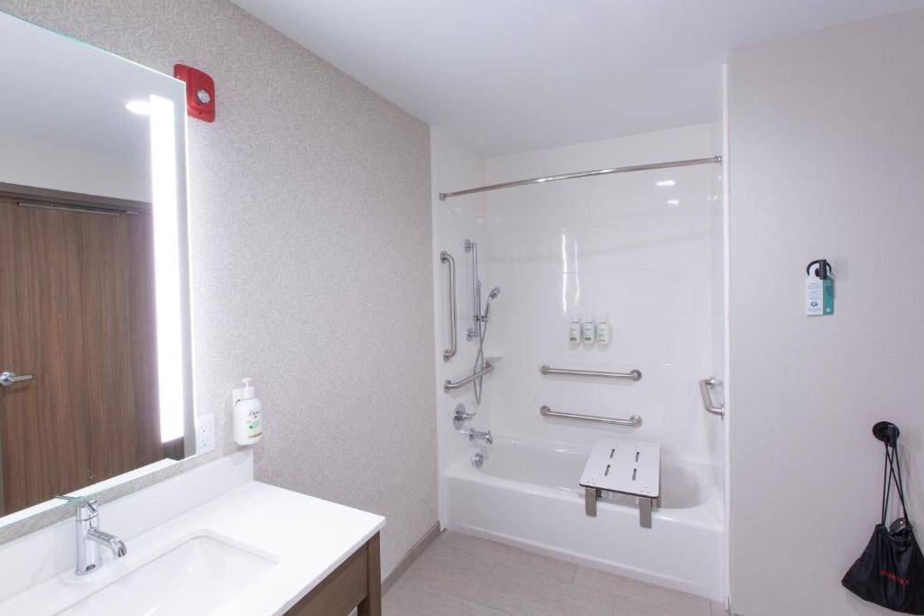 1 King Bed, Mobility/Hearing Accessible Room, Bathtub w/ Grab Bars room - Image 2