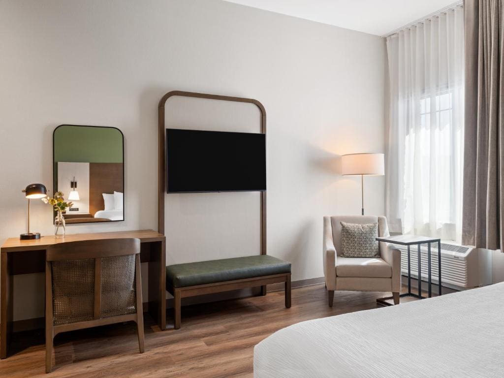 1 King Bed, Hearing Accessible Room room - Image 3