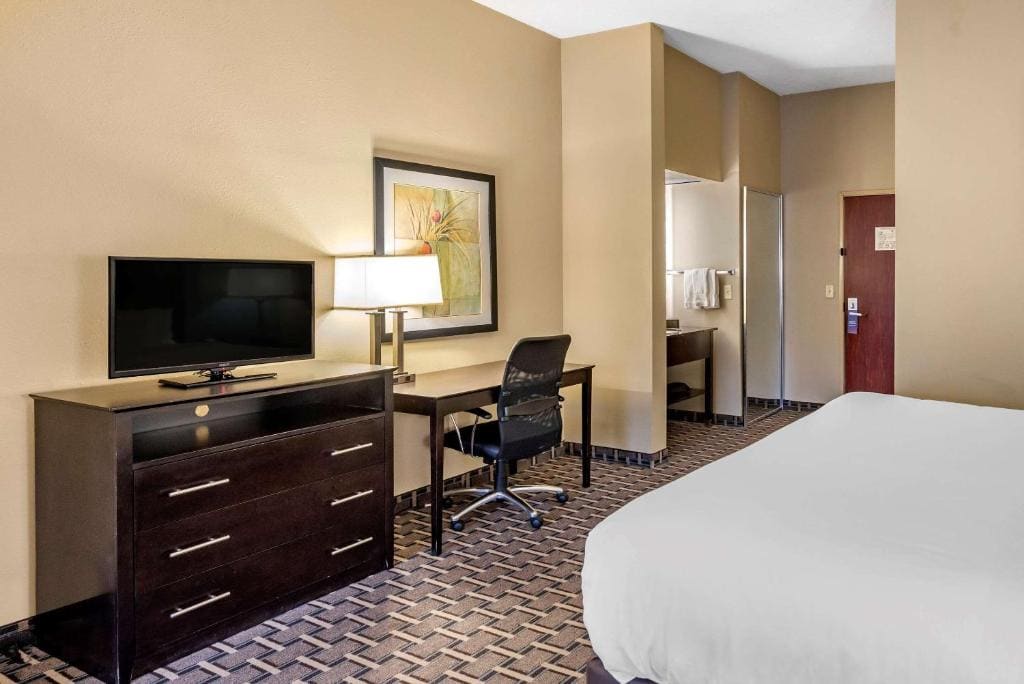 King Suite with Sofa Bed - Non Smoking room - Image 2