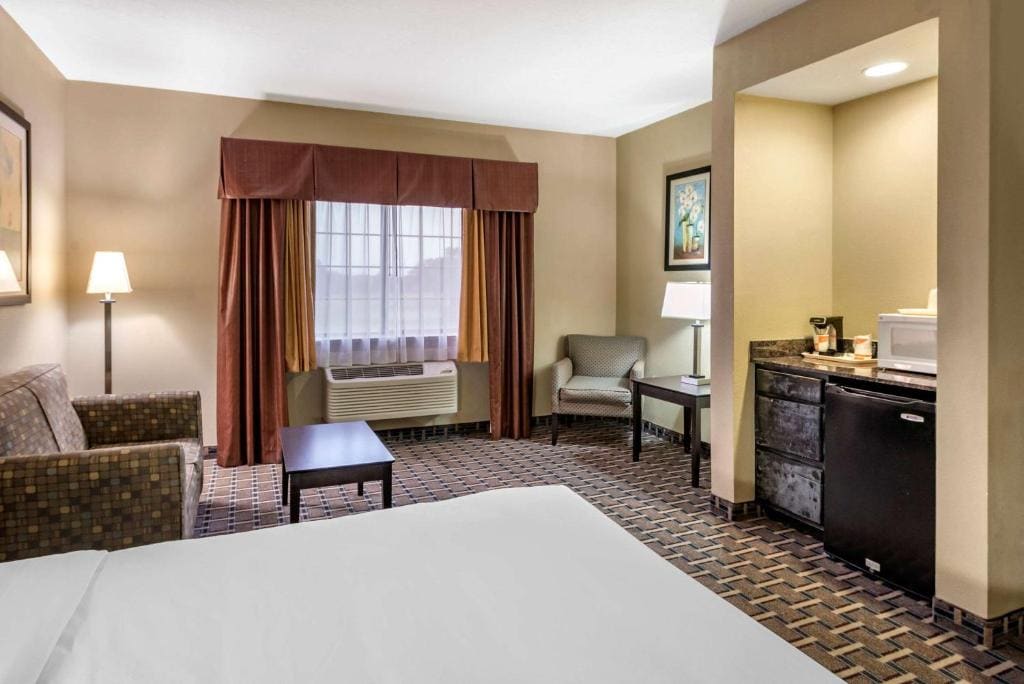 King Suite with Sofa Bed - Non Smoking room - Image 3