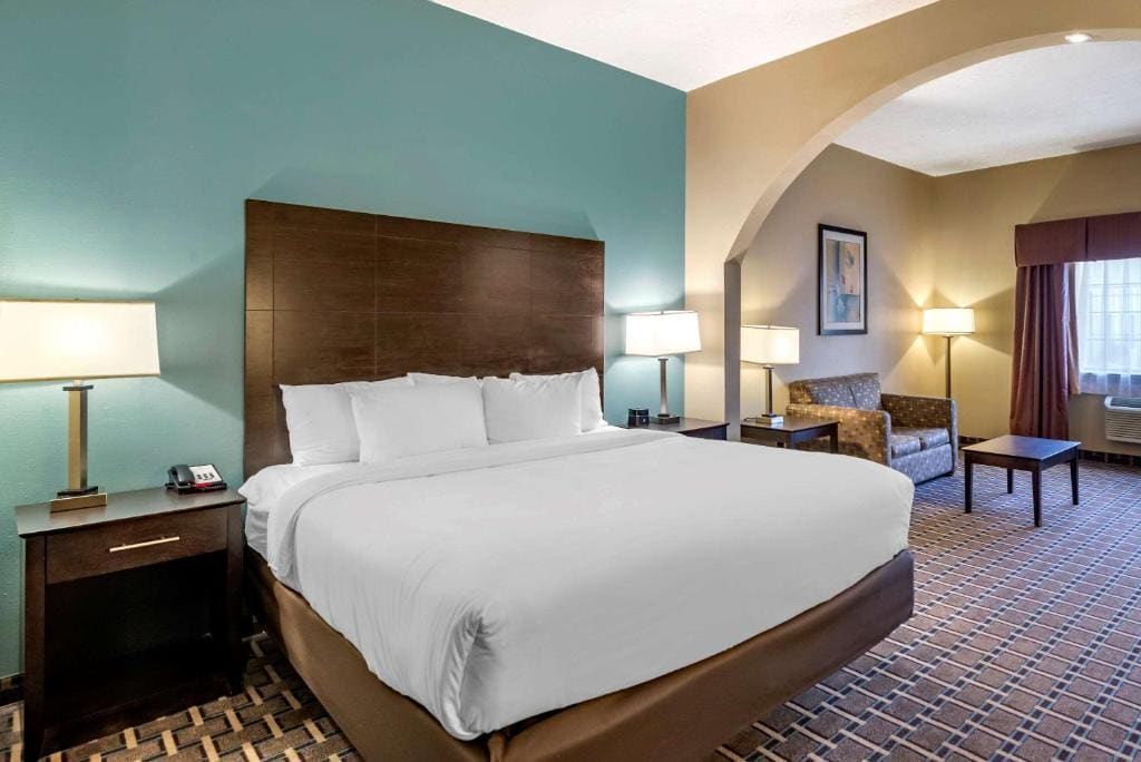 King Suite with Sofa Bed - Non Smoking room - Image 1