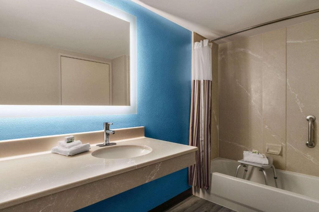 King Room with Mobility/Hearing Impaired Access - Non-Smoking room - Image 3