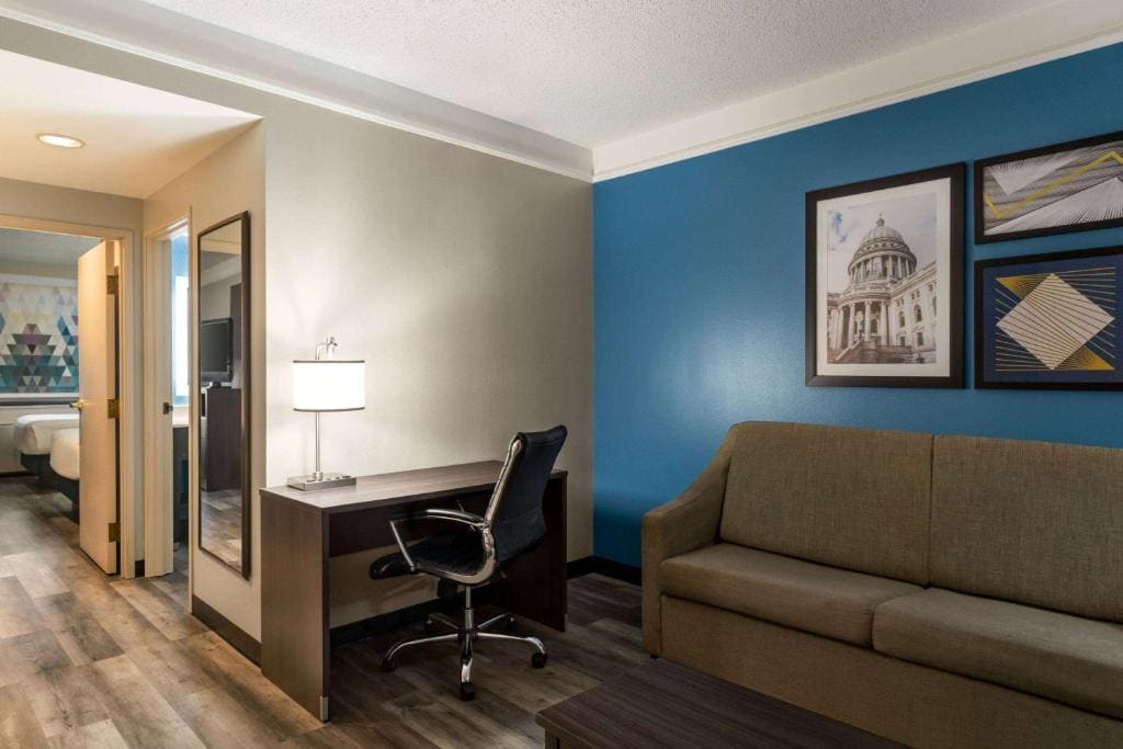 One-Bedroom Suite with Two Double Beds - Non-Smoking room - Image 1