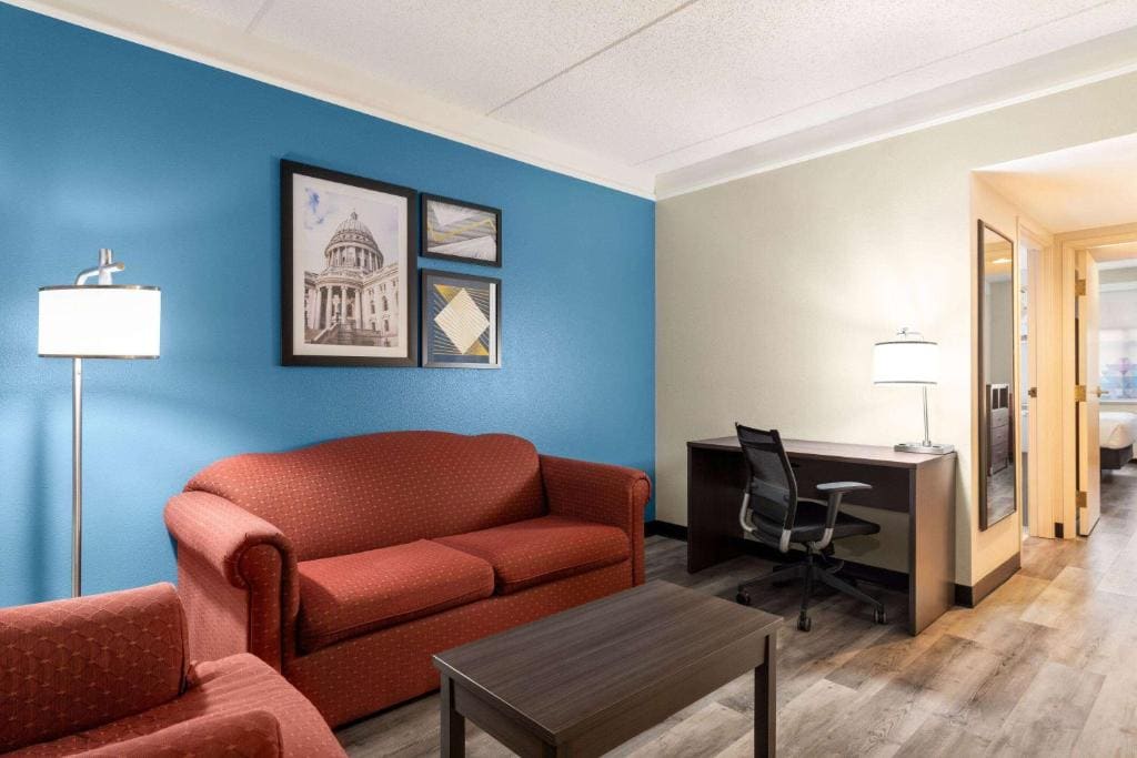 One-Bedroom Deluxe Suite with One Full Bed - Mobility and Hearing Access/Non-Smoking room - Image 3