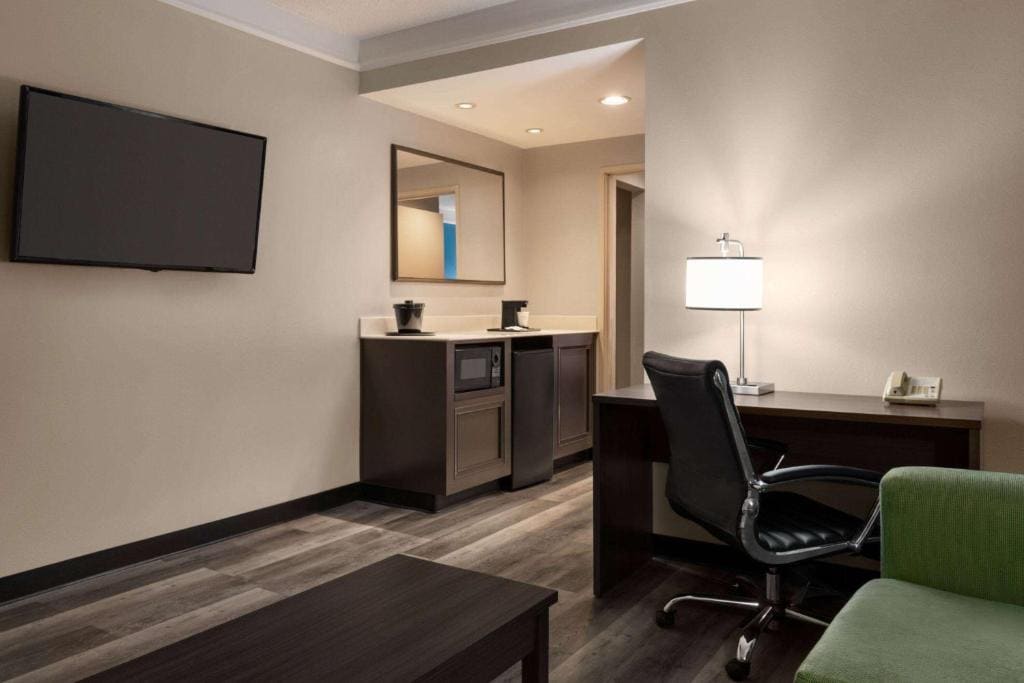 One-Bedroom Deluxe Suite with One Full Bed - Mobility and Hearing Access/Non-Smoking room - Image 2