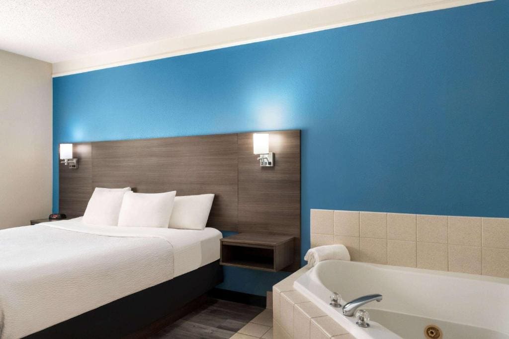 One-Bedroom Deluxe King Suite - Non-Smoking room - Image 1