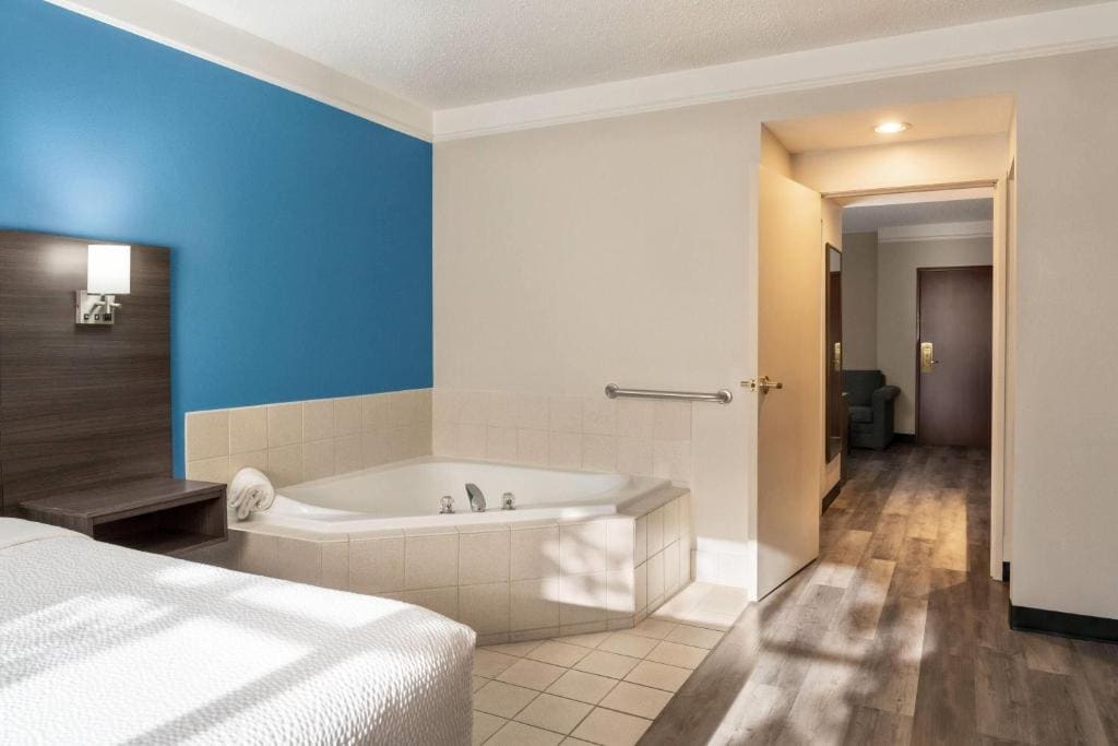 One-Bedroom Deluxe King Suite - Non-Smoking room - Image 2