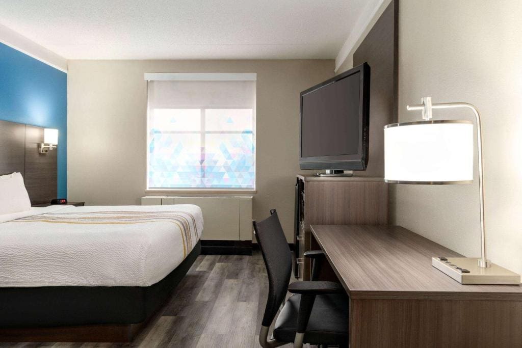 One-Bedroom Executive King Room - Non-Smoking room - Image 1