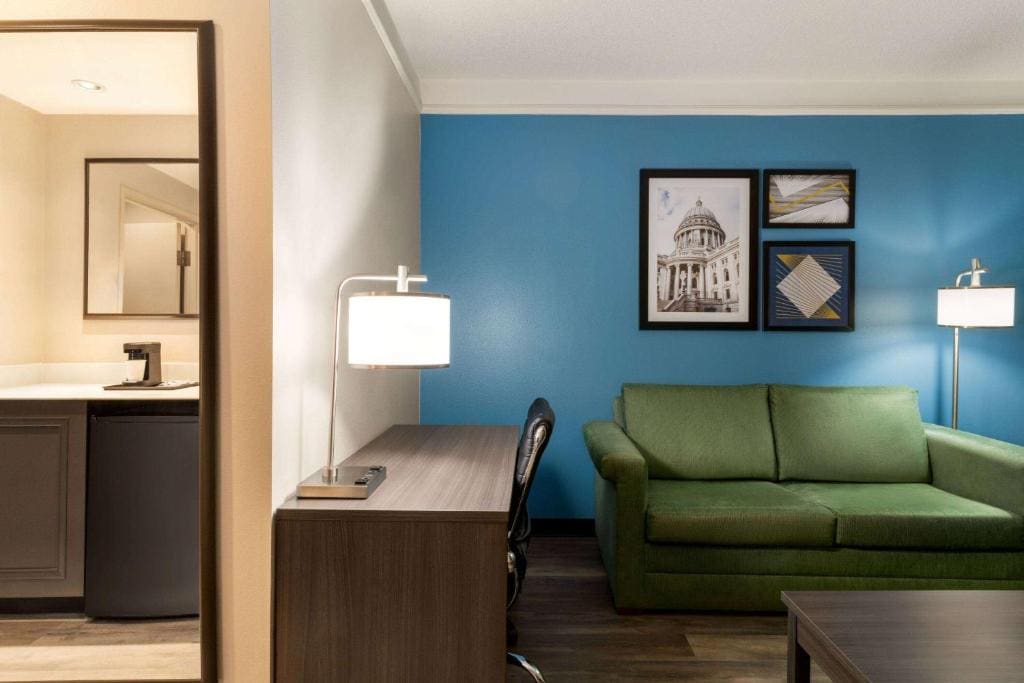 One-Bedroom King Suite - Non-Smoking room - Image 3