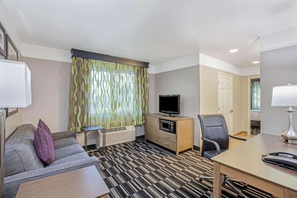 1 King Bed, One-Bedroom Mobility Accessible Suite, Non-Smoking room - Image 1