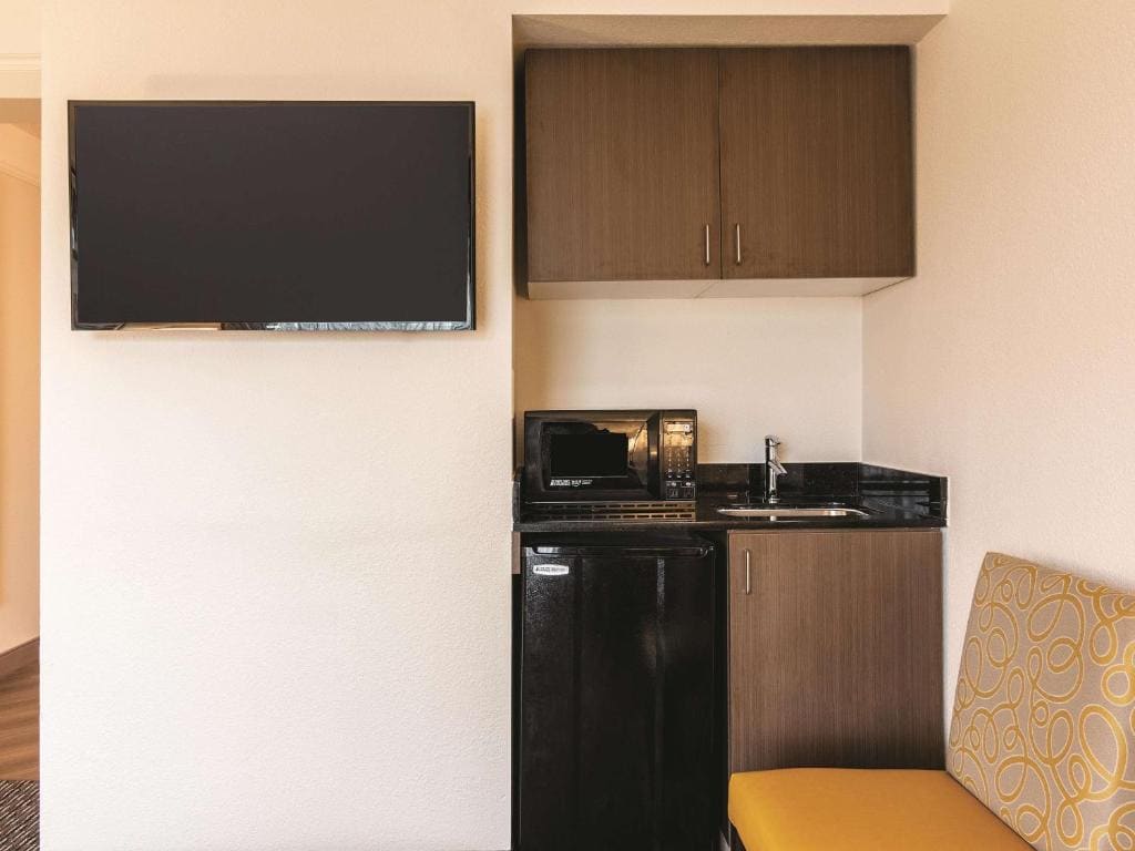 Deluxe King Suite room - Image 3