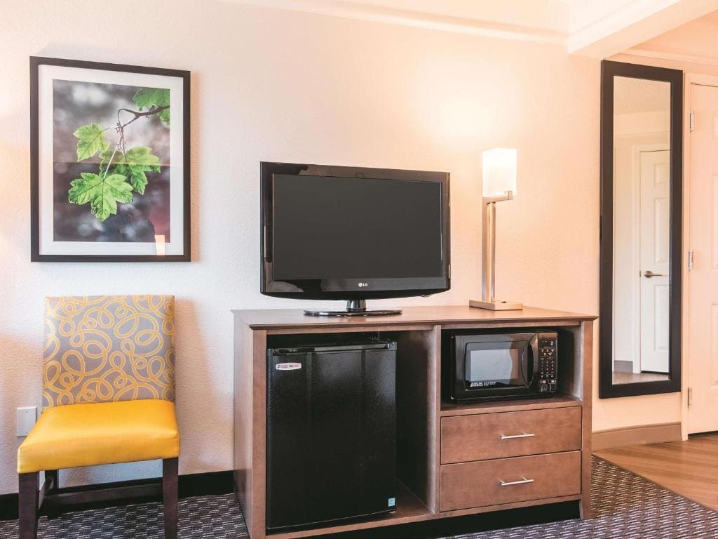 Double Room with Two Double Beds - Disability Access room - Image 2