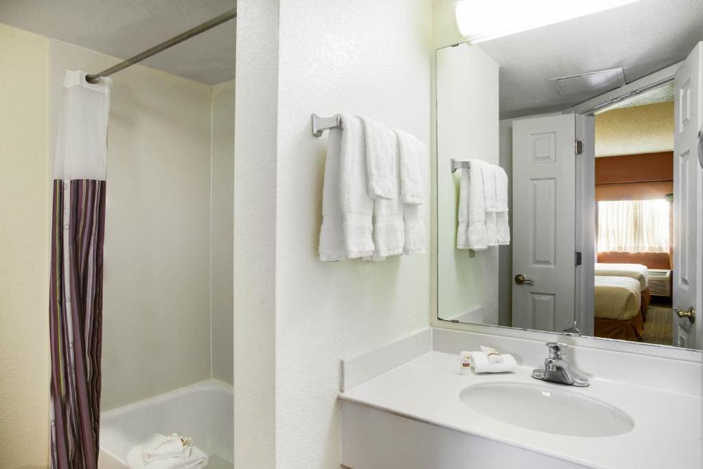 Deluxe Double Room with Two Double Beds - Non-Smoking room - Image 3