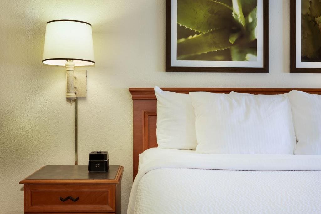 Deluxe Double Room with Two Double Beds - Non-Smoking room - Image 2