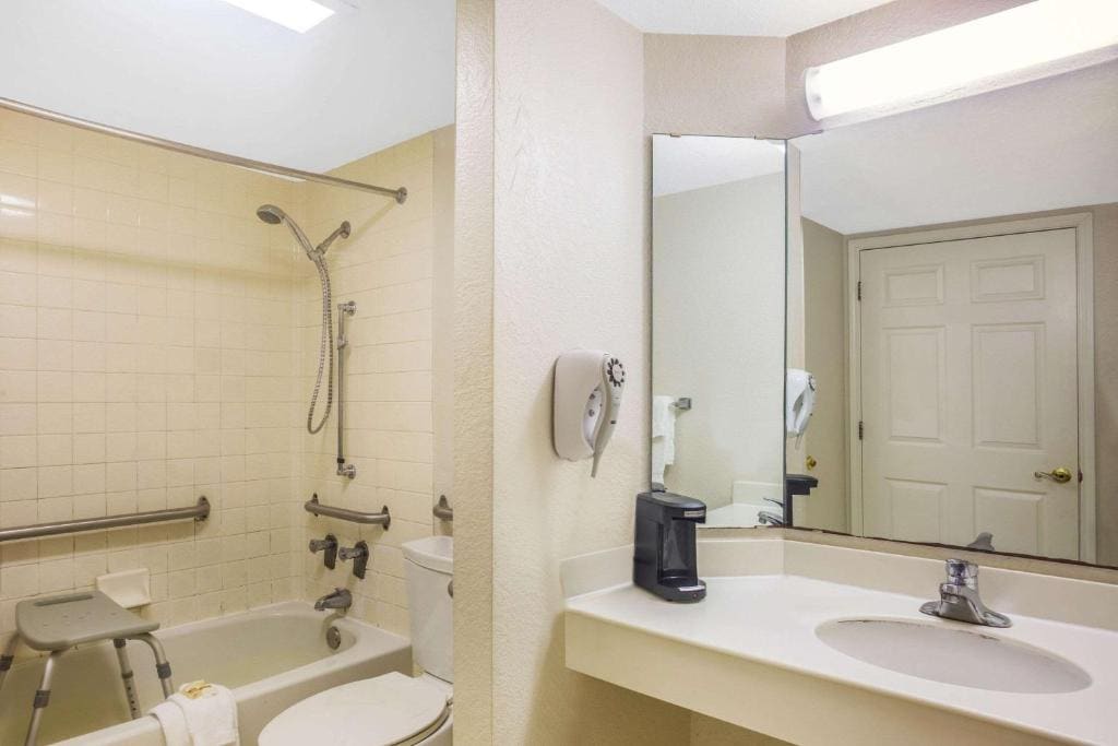 King Room with Bath Tub - Mobility/Hearing Accessible - Non-Smoking room - Image 2