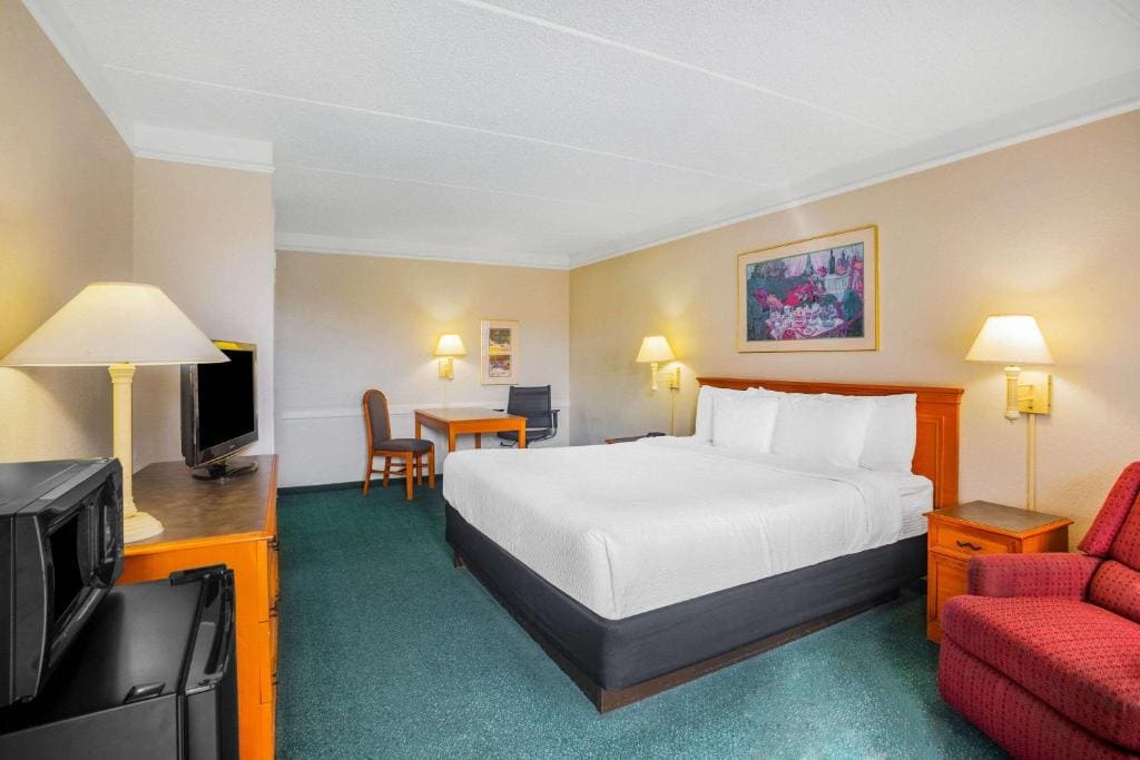 King Room with Bath Tub - Mobility/Hearing Accessible - Non-Smoking room - Image 1