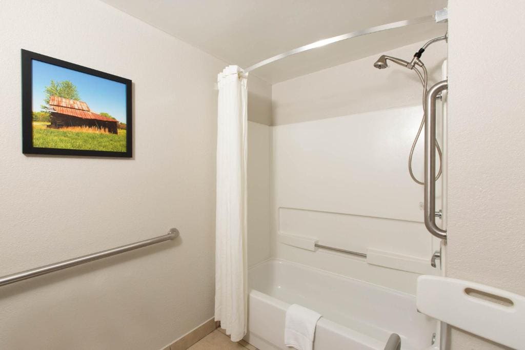King Room - Mobility Access/Non-Smoking room - Image 1